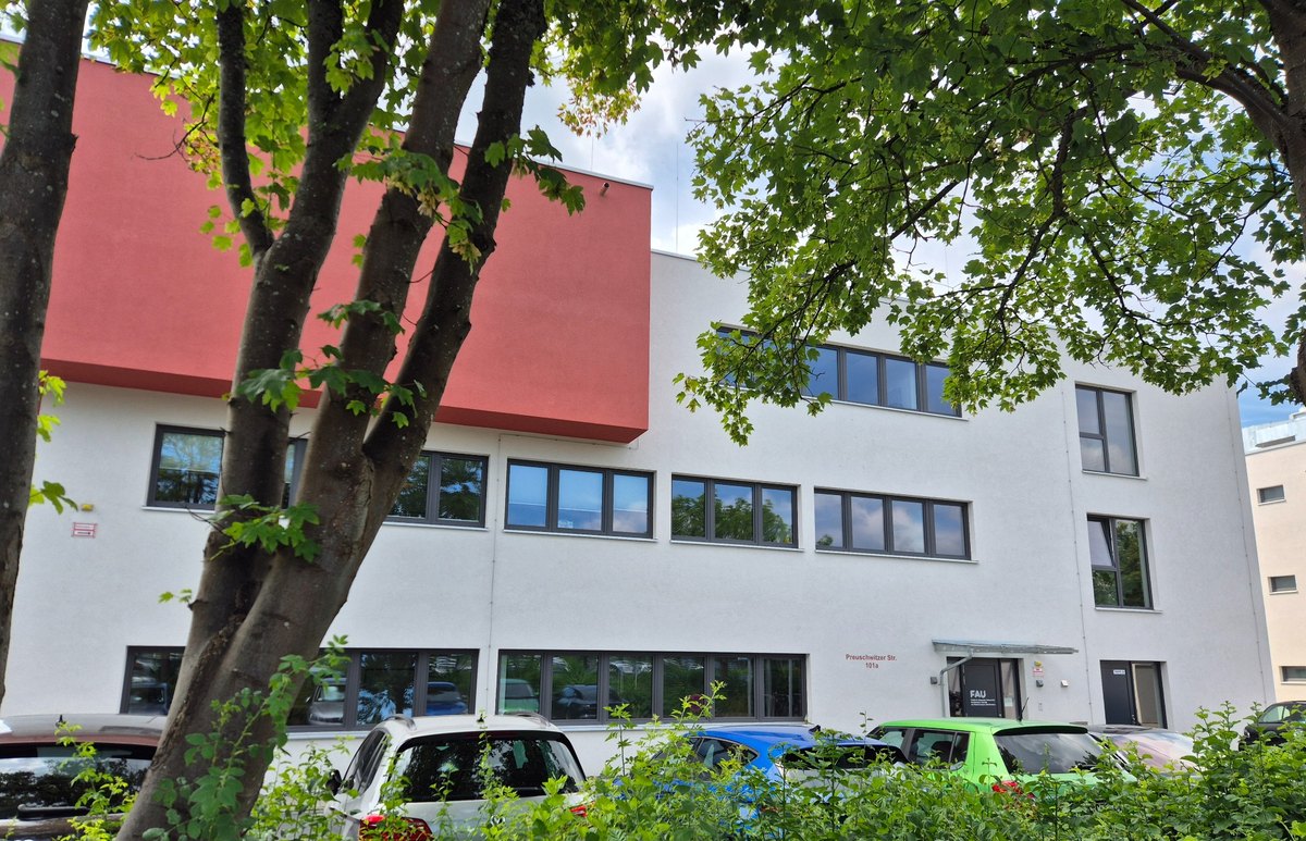 Außenansicht des Fakultätsgebäudes des Medizin-Campus Oberfranken der FAU in Bayreuth